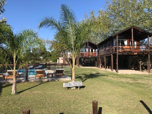 . Cabanas Los Troncos