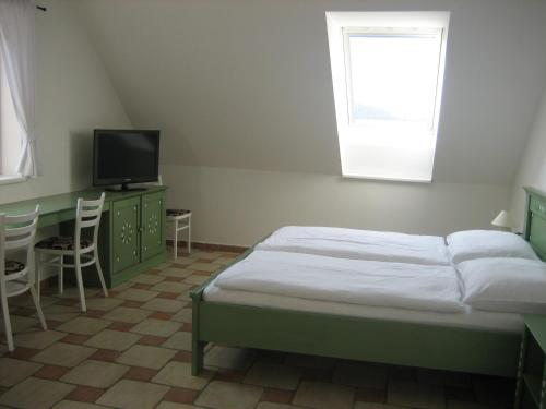 1 queen bed, 1 twin bed