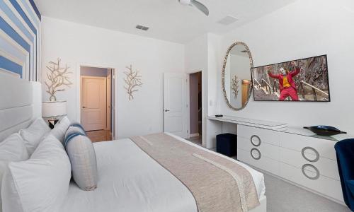 Stylish 10 Bdrm Home with Superhero Themed Bedroom in Solterra - image 8