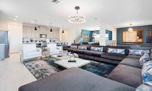 Polished 9 Bdrm Residence with Home Theater in Solara - image 3