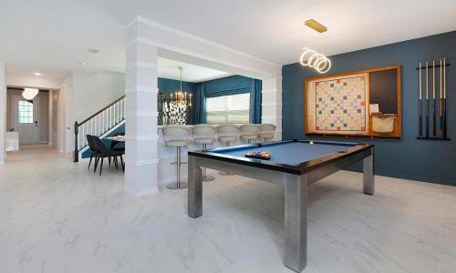 Polished 9 Bdrm Residence with Home Theater in Solara - image 7