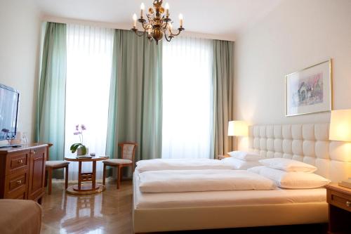 1 king bed, 1 twin bed