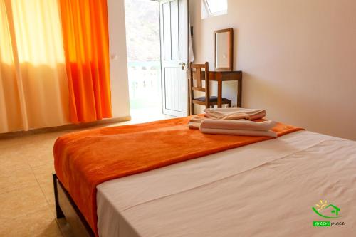 1 double bed, 1 twin bed