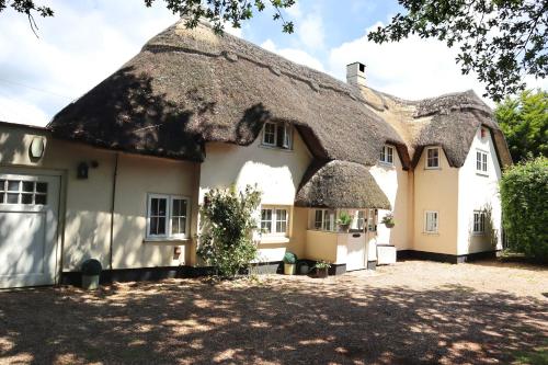 Beautiful Character 5 Bedroom Dorset Thatched Cottage - Great Location - Garden - Parking - Netflix - Fast WiFi - Smart TV - Newly decorated - sleeps up to 10! Only 18 mins drive to Sandbanks Beach! Close to Bournemouth & Poole - Wimborne Minster