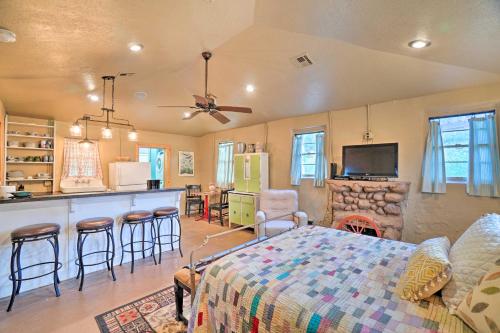 Enchanting Hilltop Cottage in Medicine Park! in Medicine Park, USA