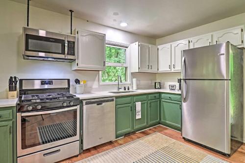 Cozy Highlands Escape - 1 Mile to Downtown! - image 7