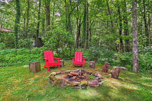 Cozy Highlands Escape - 1 Mile to Downtown!