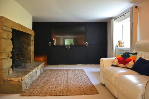 Beautiful Character 5 Bedroom Dorset Thatched Cottage - Great Location - Garden - Parking - Netflix 