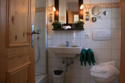 One-Bedroom Apartment with Kitchenette - First Floor image 1
