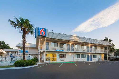 A szálláshely kívülről, Motel 6 Woodland, CA - Sacramento Airport in Woodland (Kalifornia)