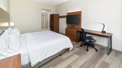 Holiday Inn Express & Suites Dinuba West, an IHG Hotel