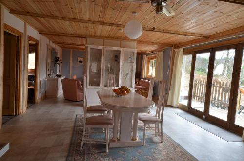 Facilities, Woodlands Cottage with Hot Tub in Treignac