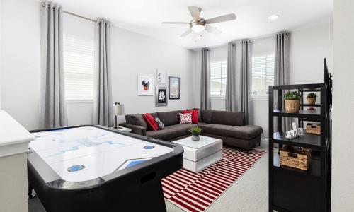 Gleaming 5 Bdrm Home with Gaming Loft in Encore - image 4
