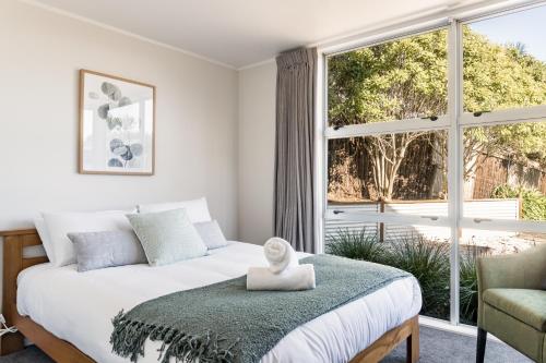 Sleek, stylish, 4 bed with sensational views