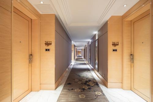Deluxe King Room image 3