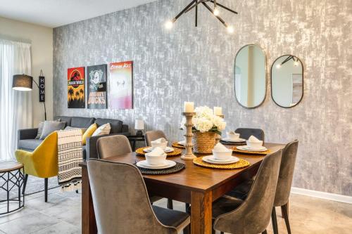 Brand new beautifully decorated 2 bedroom condo near Disney - image 3