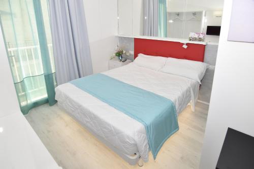 Small Double Room image 3