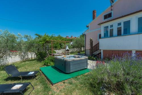 Ferienhaus Zora with Whirlpool - Apartment - Sveti Lovreč Pazenatički