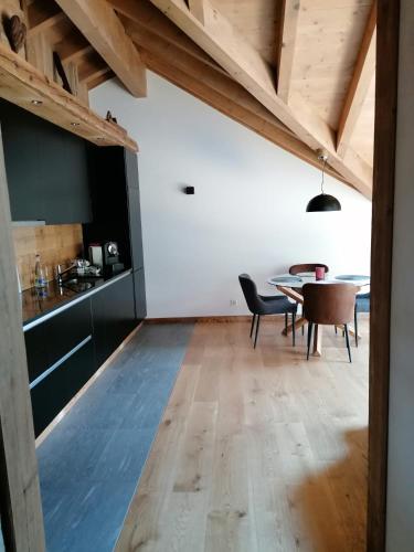 Chalet les Ecureuils Apartment Penthouse Suite in 克雷敘