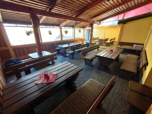 Penzión & Bar NATALI (Penzion & Bar NATALI) in สตารีสโมโคแวค