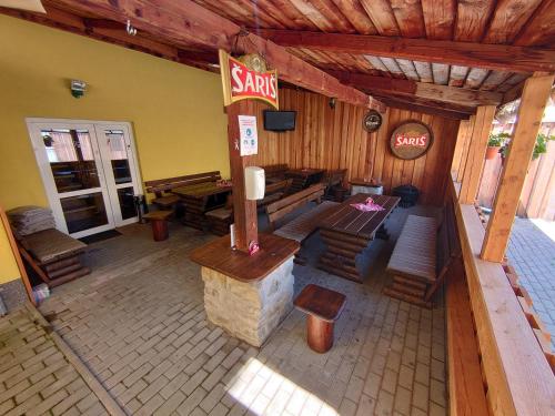 Penzión & Bar NATALI (Penzion & Bar NATALI) in สตารีสโมโคแวค