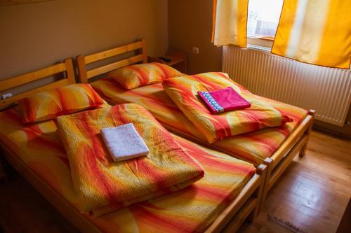 2 twin beds