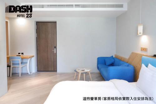 Deluxe Double Room with Balcony image 6