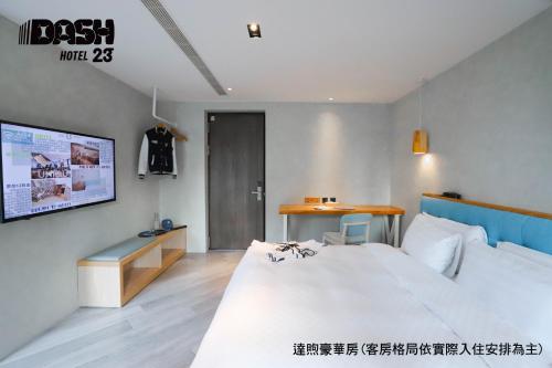 Deluxe Double Room with Balcony image 4