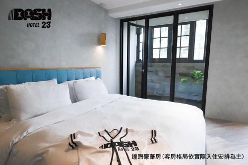 Deluxe Double Room with Balcony image 7