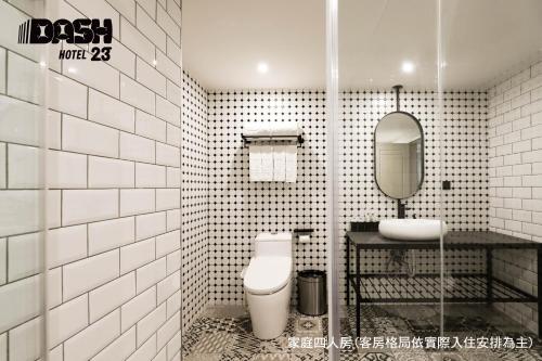 Deluxe Quadruple Room with Bathtub image 2