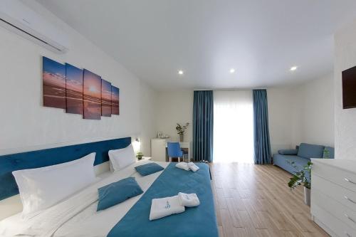 1 king bed, 1 sofa bed