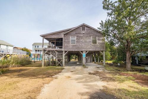 Coastal Comfort Drop Anchor A Dog-Friendly Home with Beach Access and Scenic Porch