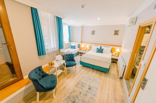 Superior Triple Room image 10