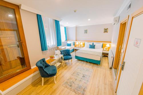 Superior Triple Room image 9