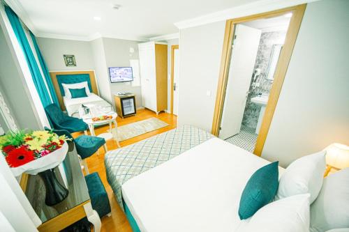 Superior Triple Room image 6