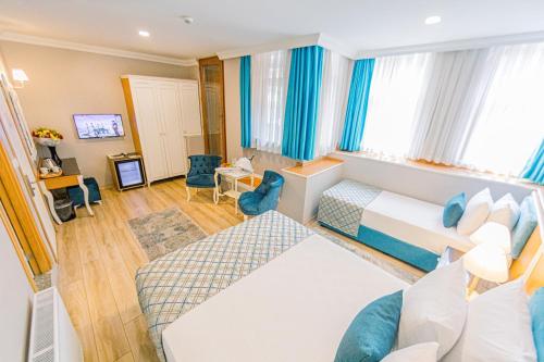 Superior Triple Room image 8