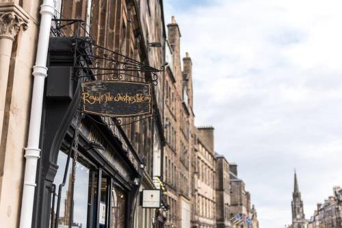 Royal Mile & Arthur's Seat Apt with Private Parking
