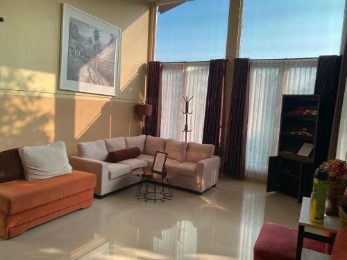 Embay House & Private Pool - Bogor