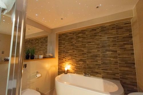 Baño, Craigmhor Lodge & Courtyard in Pitlochry