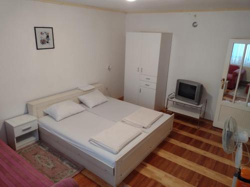 1 king bed, 1 sofa bed