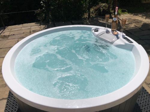 Little Gem with Private Hot Tub - Up to 25 percent off ferry