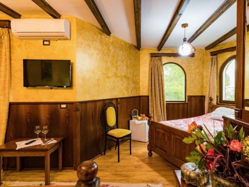 1 double bed, 1 twin bed