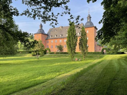 Garden, Ferienwohnungen Jagdschloss Adolphsburg in Oberhundem