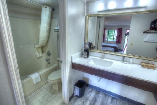 Budgetel Inn and Suites Plus Helen - image 6