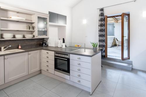 virtuve, Vineyard View Apartment Karst HerMes arT in Tomaj