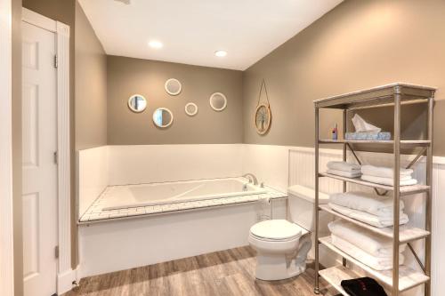 Beachside 216 with Pool Hot Tub and Private Deck Overlooking East Bay - image 12
