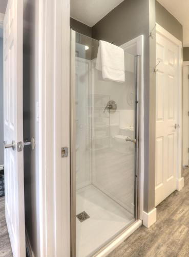 Beachside 216 with Pool Hot Tub and Private Deck Overlooking East Bay