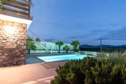 Peldbaseins, Vineyard View Apartment Karst HerMes arT in Tomaj