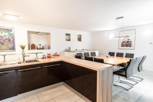 virtuve, Large Villa HerMes arT in Karst Wine Region in Tomaj