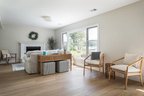 Little Glen Cottage with Direct Beach Frontage and Hot Tub in Empire, USA